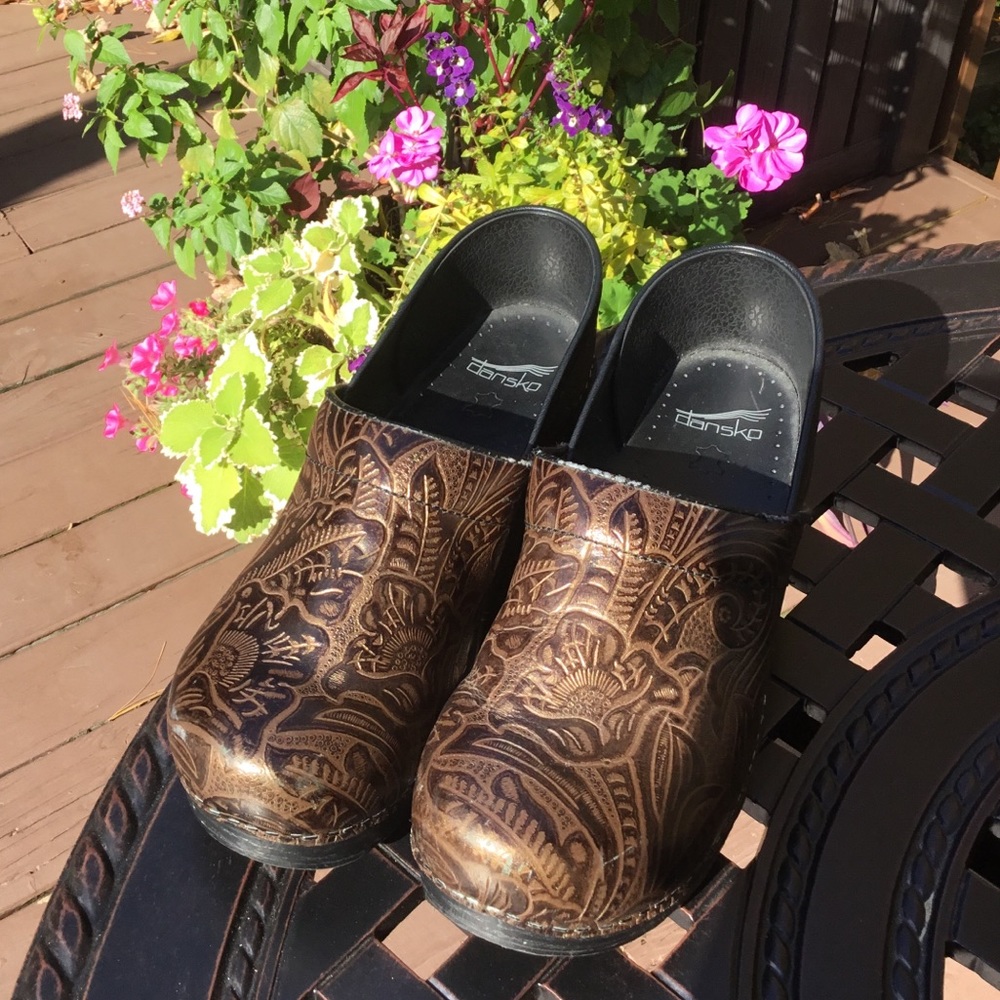 ✌🏻💕Dansko Brown tooled leather✌🏻💕